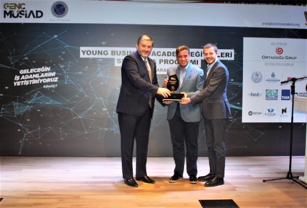 MÜSİAD’dan Mehmet Gür'e destek ödülü verildi